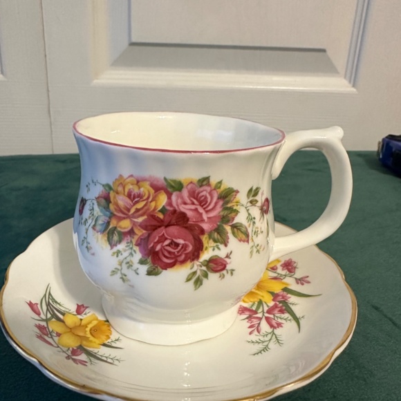 2 piece set matched together, beautiful vintage mug/ cup and saucer - Picture 2 of 11